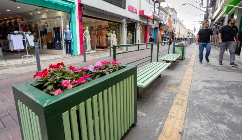 Revitalização com pintura foi realizada em bancos, floreiras, obstáculos e bicicletários na Flaviano de Melo, dr. Paulo Frontin e dr. Deodato Wertheimer (Divulgação/ PMMC)
