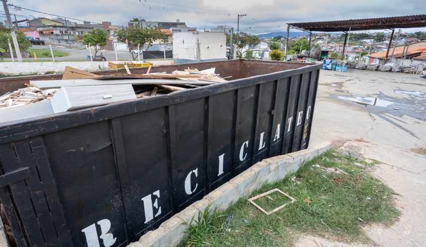 Caçamba destinada a pedaços e restos de madeira já opera no local desde segunda feira (06/10), retomando o descarte e a destinação correta para este material (Divulgação/PMMC)