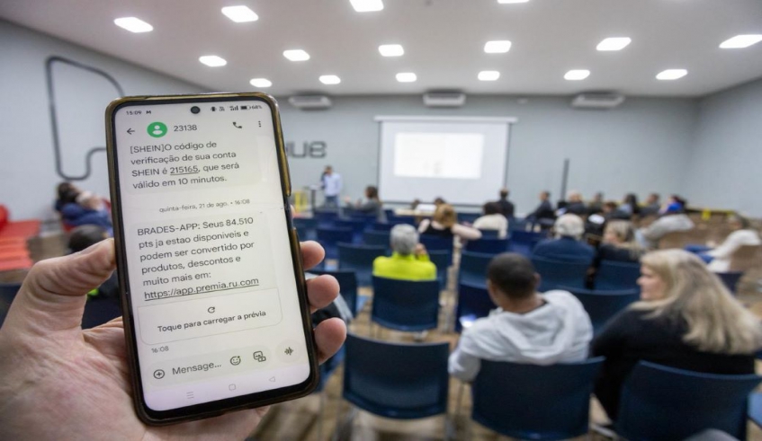 Curso de letramento digital para pessoas idosos contribui para alertar esse público para o golpes aplicados pelo celular