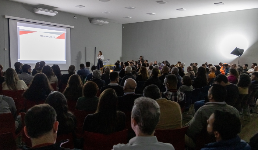 Promotora de Justiça Joana Franklin de Araújo fez uma palestra ao público presente e abordou o papel estratégico dos mananciais para o abastecimento de água (Divulgação/PMMC)