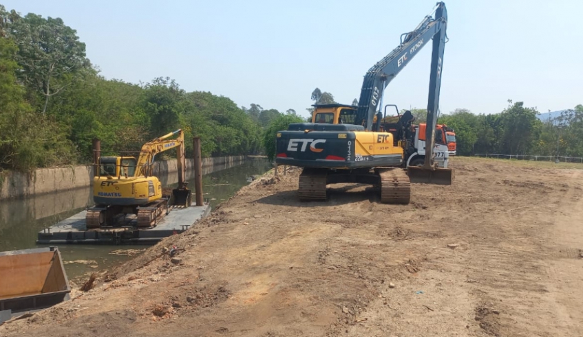 Serviços de desassoreamento, que estão neste momento sendo finalizados no Ribeirão Ipiranga, fazem parte da preparação da cidade para o período de chuvas (Divulgação/ PMMC)