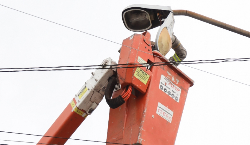 Departamento de Iluminação Pública já fez quase 40 mil atendimentos para a troca de lâmpadas, reatores de vapor de sódio e relés fotoelétricos neste ano (Divulgação/ PMMC)