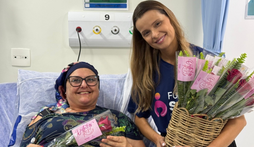 Em ação do Outubro Rosa, presidente do Fundo Social, Maira Cusatis, entrega flores com mensagens motivacionais a pacientes oncológicos (Divulgação - PMMC)