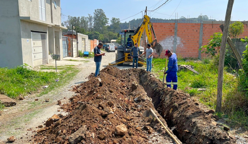 Serviço da autarquia beneficiará cerca de 35 famílias com água potável; intervenções de Serviços Urbanos proporcionarão melhor escoamento da água de chuva (Divulgação/PMMC)