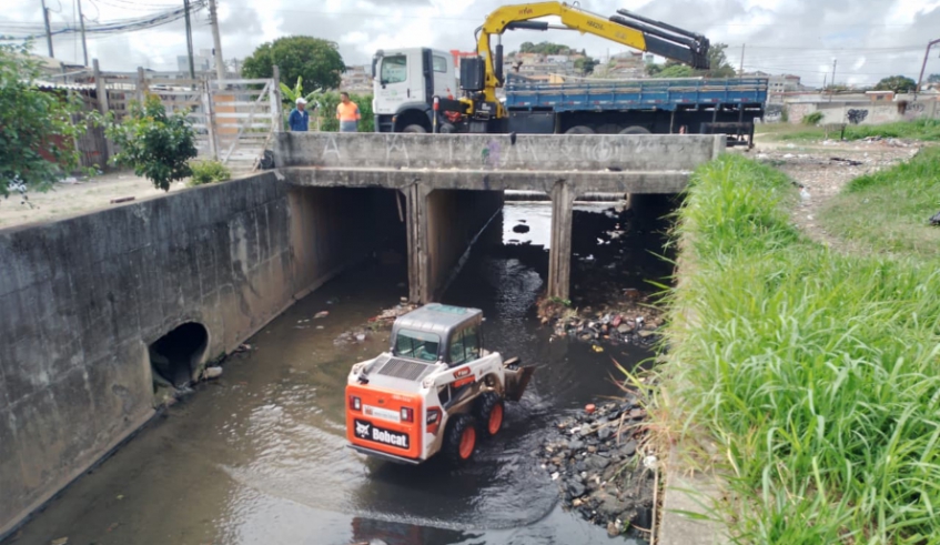 Córrego dos Canudos recebe trabalhos de limpeza para o aumento da capacidade de escoamento de água, que resulta em 192 toneladas de material removido (Divulgação/ PMMC)