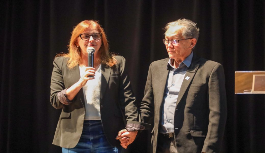 A prefeita Mara Bertaiolli ao lado do secretário municipal a Longevidade, Mauro Yokoyama, na abertura do evento