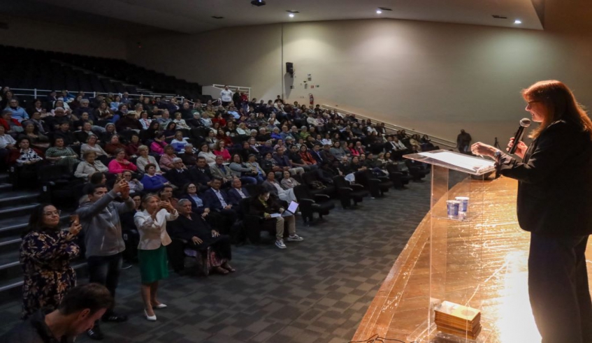 Público compareceu ao auditório do Cemforpe para conferir a palestra "A Bela Velhice"