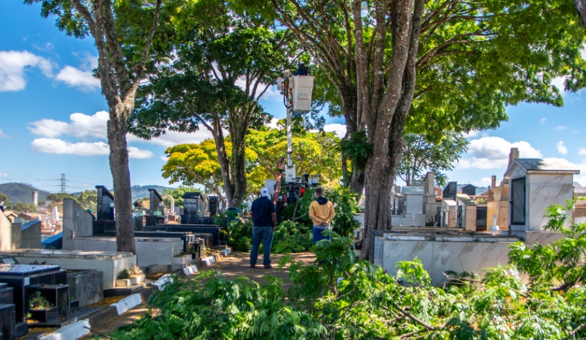 Além do prazo ampliado para proprietários providenciarem a limpeza de sepulturas, Prefeitura está promovendo a revitalização dos cemitérios (Divulgação/ PMMC)