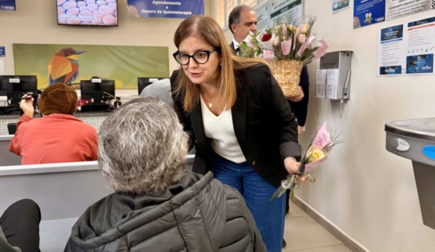 Prefeita Mara Bertaiolli e vice-prefeito Téo Cusatis entregam flores e mensagens motivacionais a pacientes oncológicos (Divulgação - PMMC)