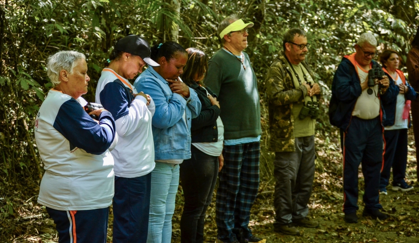 Além da observação de pássaros, houve um momento de pausa e silêncio para que todos se conectassem com os sons da mata (Foto: Divulgação/Smapa)