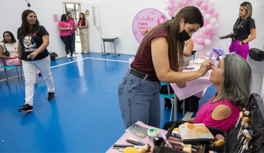 com atendimentos de cabeleireiras, maquiadoras, nutricionistas, massagistas e acupunturistas, além de sessões de spa das mãos. (Divulgação/PMMC)
