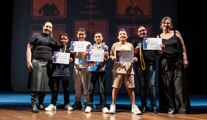 Os estudantes que foram destaques da competição também foram homenageados. (Divulgação/PMMC)