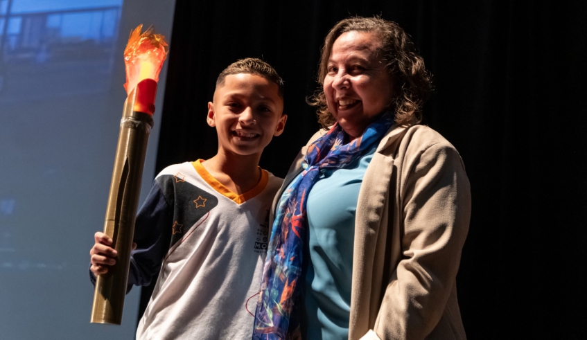 A secretária de Educação, Darly Carvalho, destacou a importância do evento para os estudantes e acompanhou a entrega da tocha feita pelo aluno Miguel Passos, que já é atleta contratado. (Divulga . . .