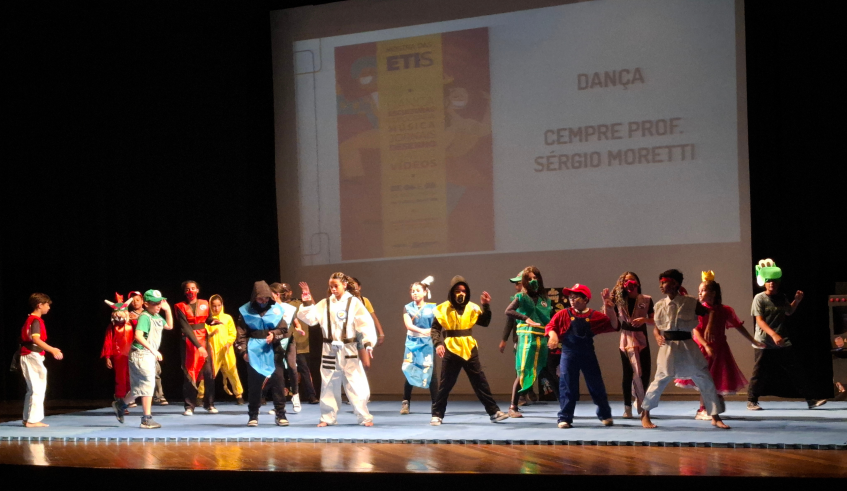 Os alunos do 5º ano do CEMPRE Prof. Sérgio Moretti, de Jundiapeba, apresentaram um espetáculo de dança com temática de jogos clássicos. (Divulgação/PMMC)