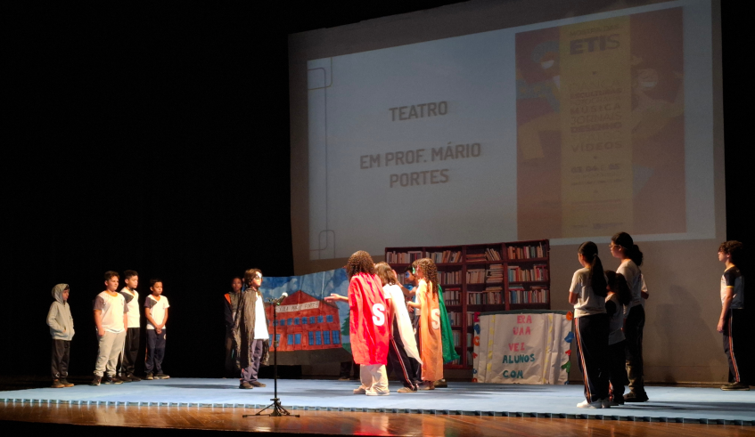 Os alunos da EM Prof. Mário Portes, de Jundiapeba, também interpretaram um teatro sobre diversidade. (Divulgação/PMMC)