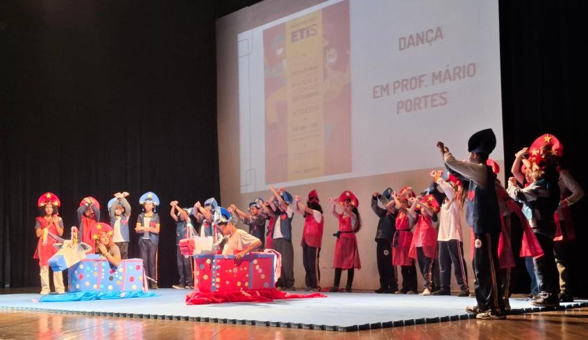 Os alunos da EM Prof. Mário Portes, de Jundiapeba, apresentaram um espetáculo de dança inspirado no Festival Folclórico de Parintins, festa popular do Amazonas. (Divulgação/PMMC)