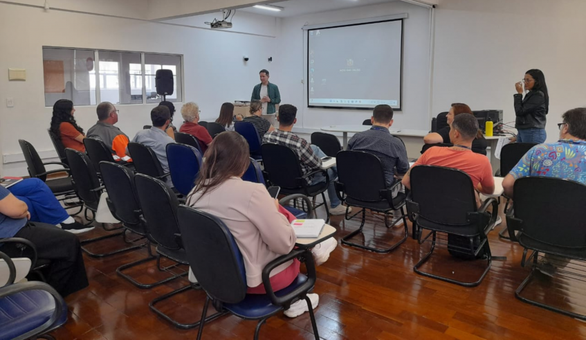 O encontro contou com a presença de representantes de diversas secretarias e órgãos municipais. (Divulgação/PMMC)