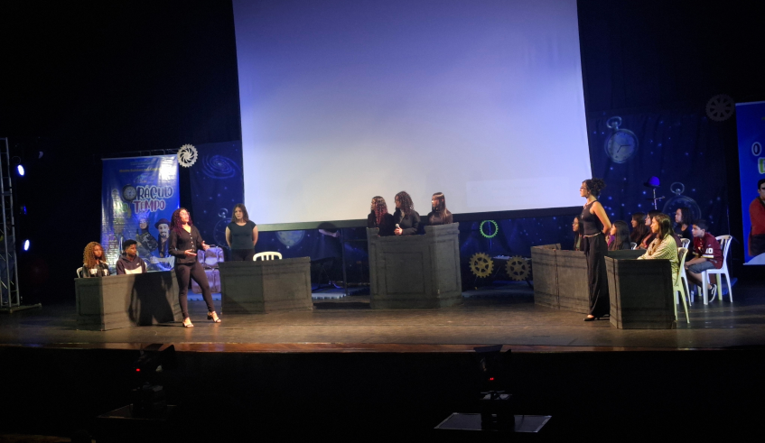 Também se apresentaram os alunos do CEMPRE Benedito Ferreira Lopes, da Vila Lavínia, com uma peça teatral que simulou um julgamento contra o racismo. (Divulgação/PMMC)
