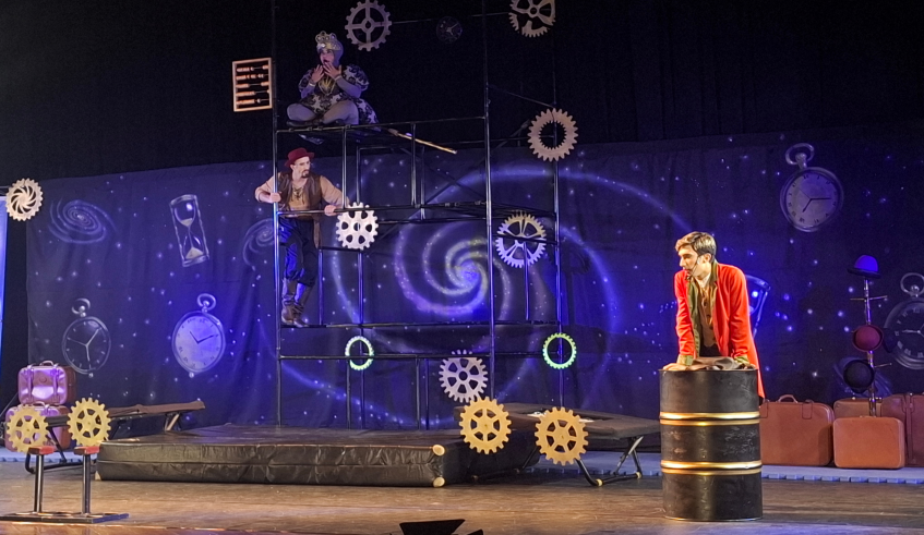 O encerramento começou com a exibição da peça "O Oráculo do Tempo", apresentada pela Cia D'Artes. (Divulgação/PMMC)