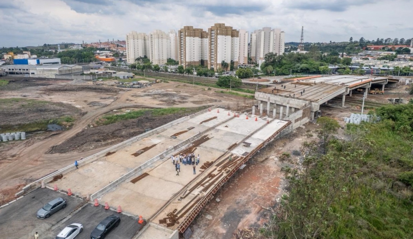 Viaduto do Corredor Nordeste está sendo construído ligando a nova avenida que está sendo construída e a avenida Dante Jordão Stoppa (Divulgação/PMMC)