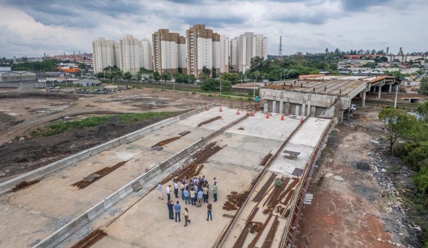 Viaduto do Corredor Nordeste está sendo construído ligando a nova avenida que está sendo construída e a avenida Dante Jordão Stoppa (Divulgação/PMMC)