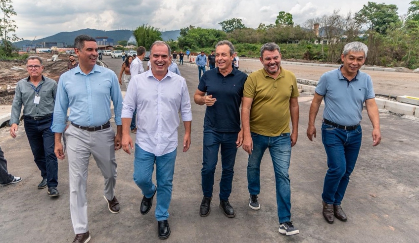 Vistoria nas obras de construção do Corredor Nordeste também contou com a presença de vereadores, que acompanham o desenvolvimento da obra (Divulgação/PMMC)
