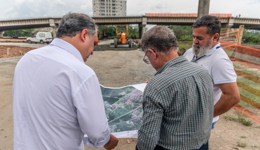 Prefeito em exercício Téo Cusatis vistoriou as obras do Corredor Nordeste na tarde desta quarta-feira (05/11), ao lado do secretário Nilmar de Cássia Ferreira (Divulgação/PMMC)
