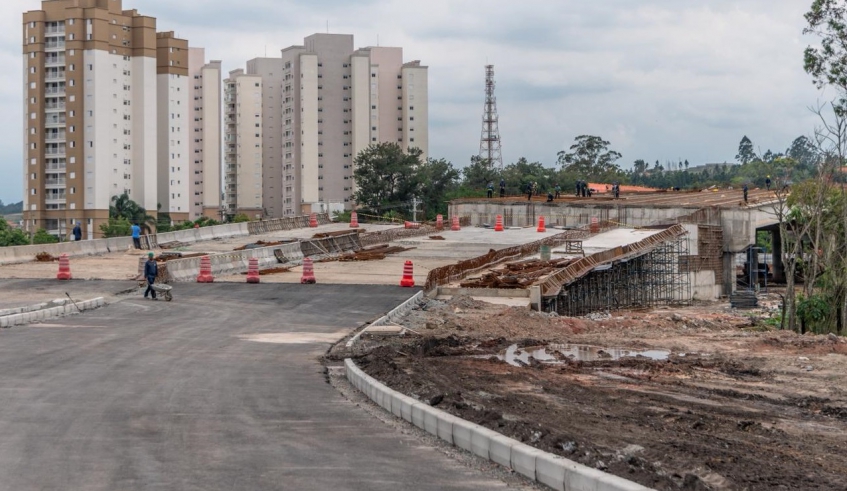 Nova avenida que liga a avenida Francisco Rodrigues Filho ao viaduto já está com sua construção avançada e faz parte das obras do Corredor Nordeste (Divulgação/PMMC)