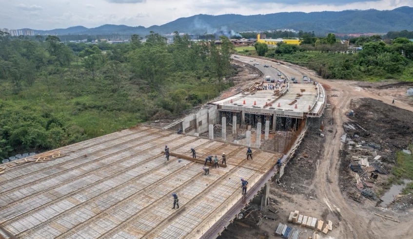Viaduto do Corredor Nordeste está sendo construído ligando a nova avenida que está sendo construída e a avenida Dante Jordão Stoppa (Divulgação/PMMC)