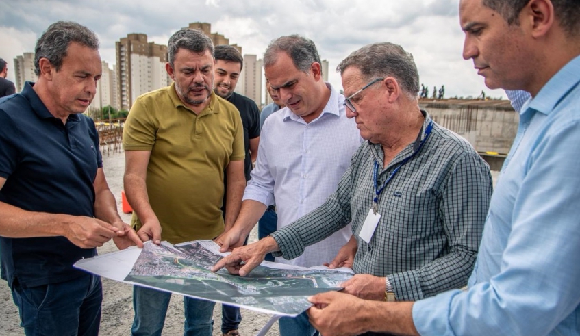 Vistoria nas obras de construção do Corredor Nordeste também contou com a presença de vereadores, que acompanham o desenvolvimento da obra (Divulgação/PMMC)