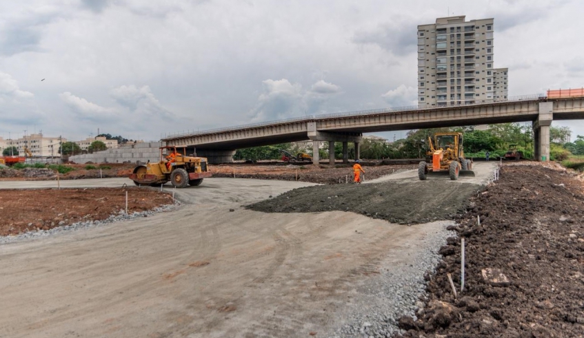Viaduto sobre a linha férrea está sendo construído ligando a nova avenida com a avenida Dante Jordão Stoppa, no distrito de Cezar de Souza (Divulgação/PMMC)