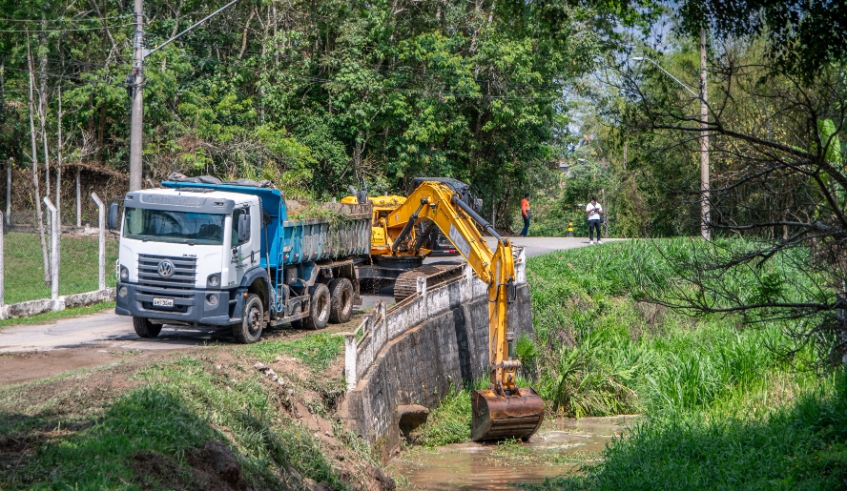 A frente de trabalho está concentrada no trecho em que o Ribeirão Guararema corre paralelo à rua José Paniágua Sanches, numa extensão de 150 metros (Divulgação/ PMMC)