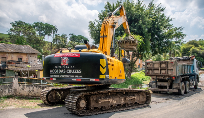 A frente de trabalho está concentrada no trecho em que o Ribeirão Guararema corre paralelo à rua José Paniágua Sanches, numa extensão de 150 metros (Divulgação/ PMMC)