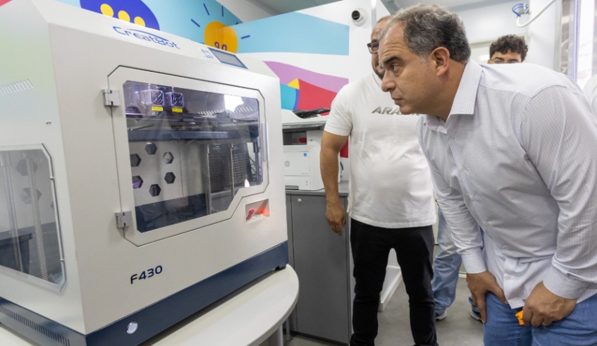 Prefeito Téo Cusatis visita carreta da oficina de impressão 3 D, do Fundo Social de São Paulo, na Praça da Cidadania (Divulgação - PMMC)