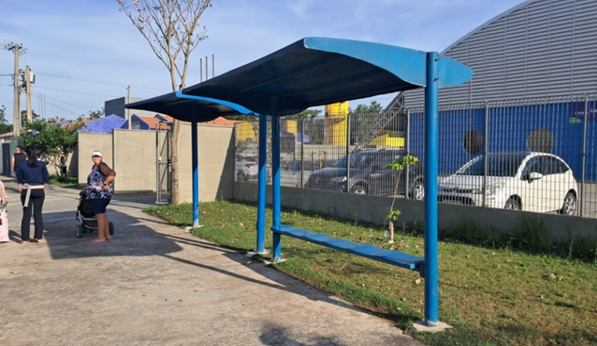 Novos pontos instalados pela Prefeitura de Mogi têm bancos e cobertura, para acomodar os usuários do transporte público (Divulgação/PMMC)