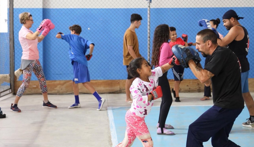 Edição deste sábado (08/11) do projeto Rua Mais Feliz levou opções de diversão, apresentações artísticas e serviços para a população do Botujuru (Divulgação/PMMC)