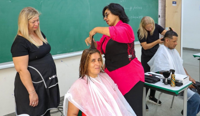 Edição deste sábado (08/11) do projeto Rua Mais Feliz levou opções de diversão, apresentações artísticas e serviços para a população do Botujuru (Divulgação/PMMC)