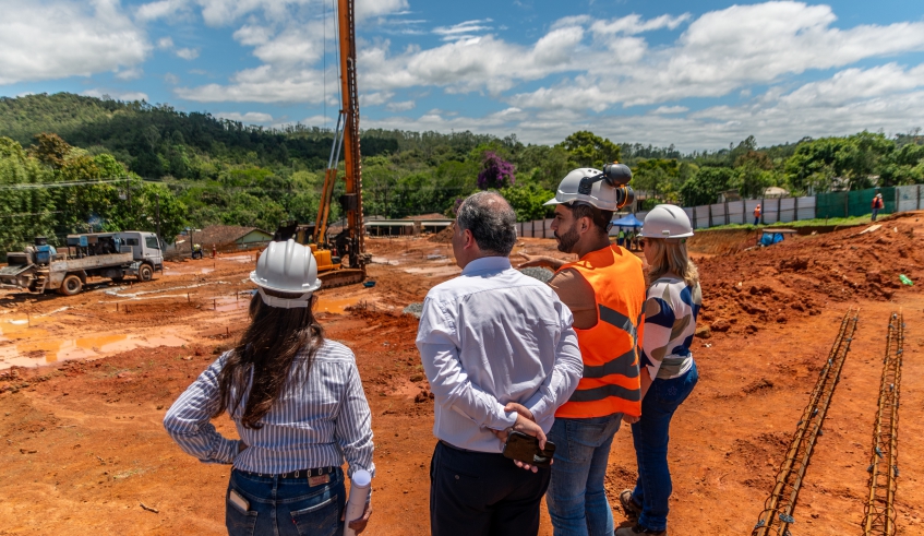 Prefeito em exercício Téo Cusatis vistoriou as obras de construção do novo Cempre de Biritiba Ussú e destacou a importância da obra para a educação no distrito (Divulgação/PMMC)