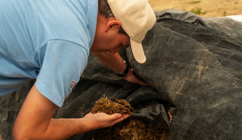Os técnicos avaliam diferentes itens : espaço, ou local onde os animais são criados, condições do solo, tipo e alimento oferecido, ordenha, o manejo, dentre outros