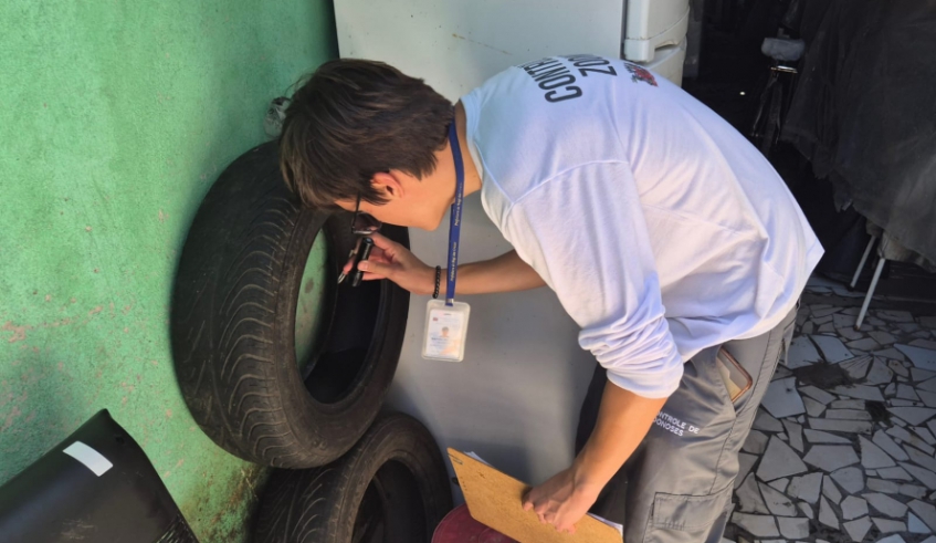 Equipe do Centro de Controle de Zoonoses realiza ações para identificar e eliminar criadouros do mosquito transmissor da dengue (Divulgação - PMMC)