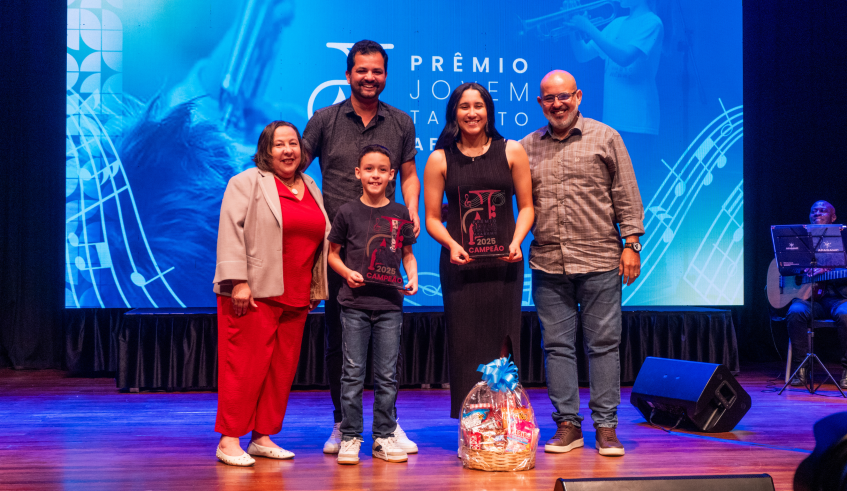 A premiação foi entregue pela secretária de Educação, Darly Carvalho, o presidente da AFABAMC, Richard Bitelli e o vereador Osvaldo Silva. (Divulgação/PMMC)