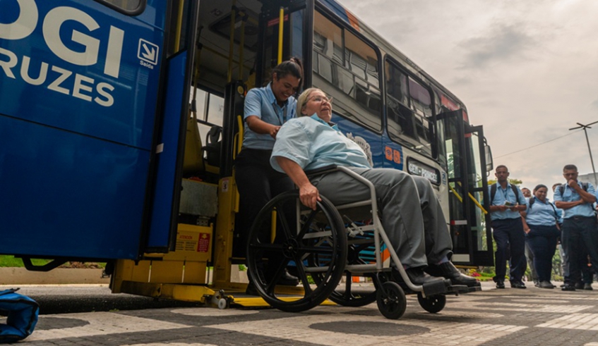 Motoristas de ônibus embarcaram de cadeira de rodas para sentirem na pele o que as pessoas com deficiência vivem no transporte público (Divulgação/PMMC)