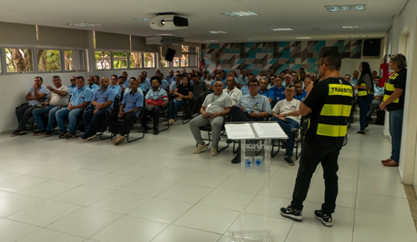 Antes da parte prática, condutores do transporte público de Mogi assistiram a uma aula teórica sobre regras de trânsito, respeito e empatia (Divulgação/PMMC)