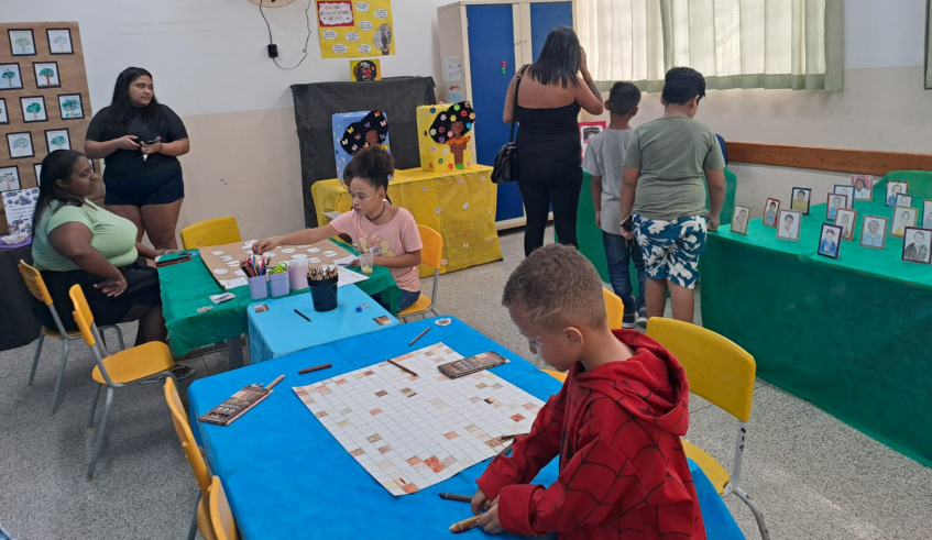 Foram desenvolvidas diversas atividades, como autoimagem, valorização das pessoas independente da cor, mulheres negras de destaque em diferentes profissões. (Divulgação/PMMC)