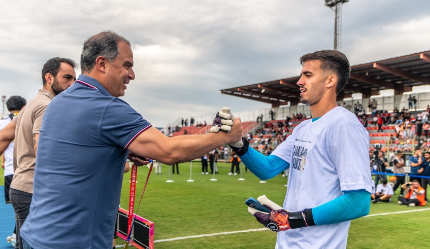 Vice-prefeito Téo Cusatis participou da entrega das medalhas para os jogadores do Santos, após a conquista da equipe no Campeonato Paulista Sub-20 (Divulgação/PMMC)