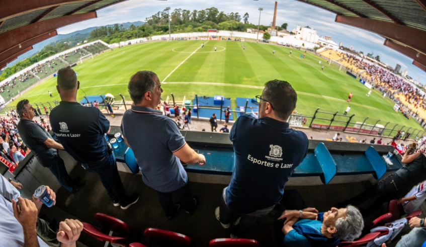 Vice-prefeito Téo Cusatis acompanhou a partida entre São Paulo e Santos, que reuniu cerca de 5 mil torcedores, na tarde deste domingo, no Nogueirão (Divulgação/PMMC)