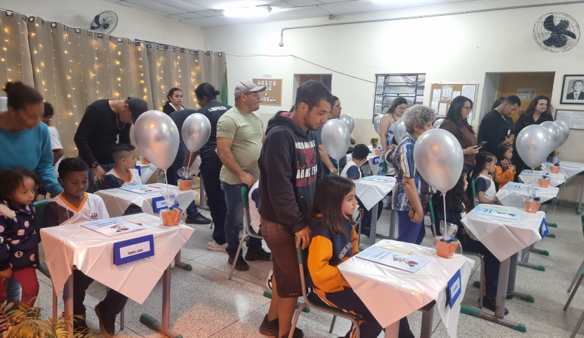 Cada aluno autografou seu livro na presença de um representante da família. (Divulgação/PMMC)