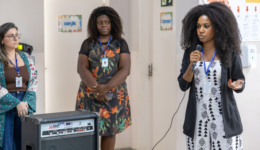 A palestrante Anelise Santiago, que atua na Secretaria Municipal de Educação de Arujá, explicou a importância de inserir a temática no cotidiano escolar. (Divulgação/PMMC)