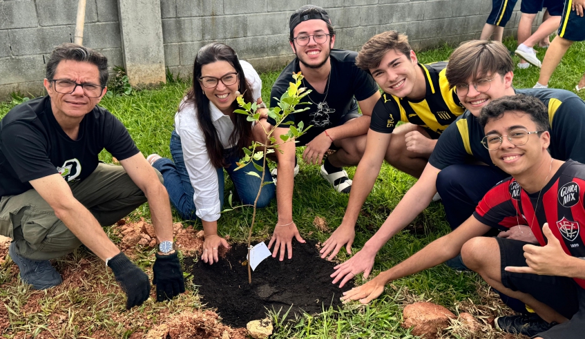 Secretária Patricia Cesare esteve no Colégio Objetivo e participou do plantio ao lado dos alunos (Divulgação/PMMC)