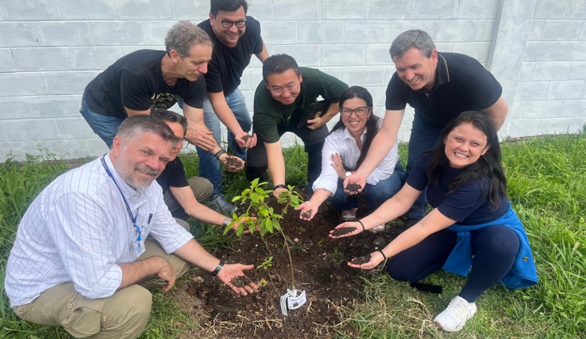 Técnicos da Secretaria de Meio Ambiente e funcionários do Colégio Objetivo também plantaram mudas (Divulgação/PMMC)